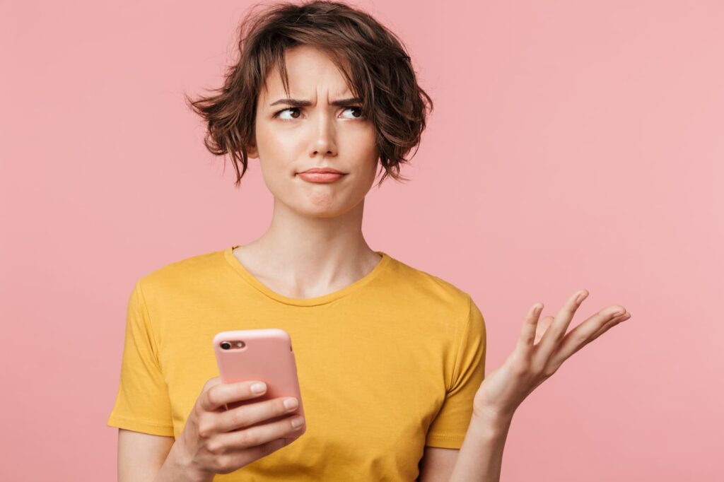 woman holding phone-confusion-thinking